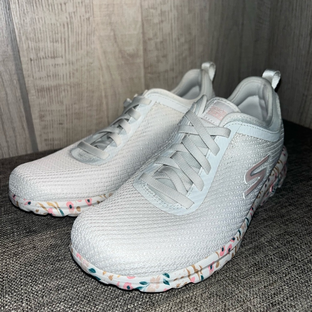 Skechers girl’s White and Pink Sneakers